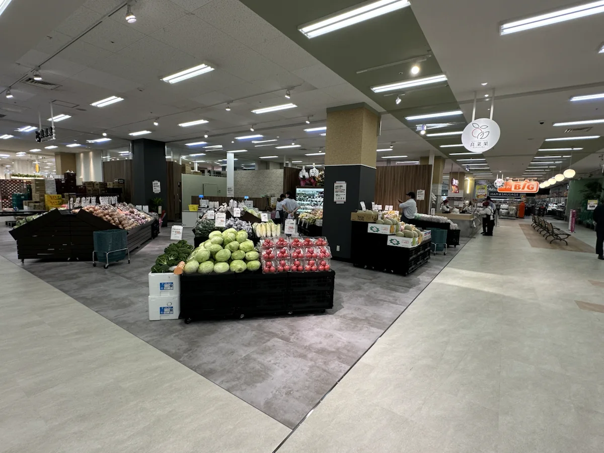 施設通路から見た良菜果の店舗全景。丸い良菜果の看板が目印