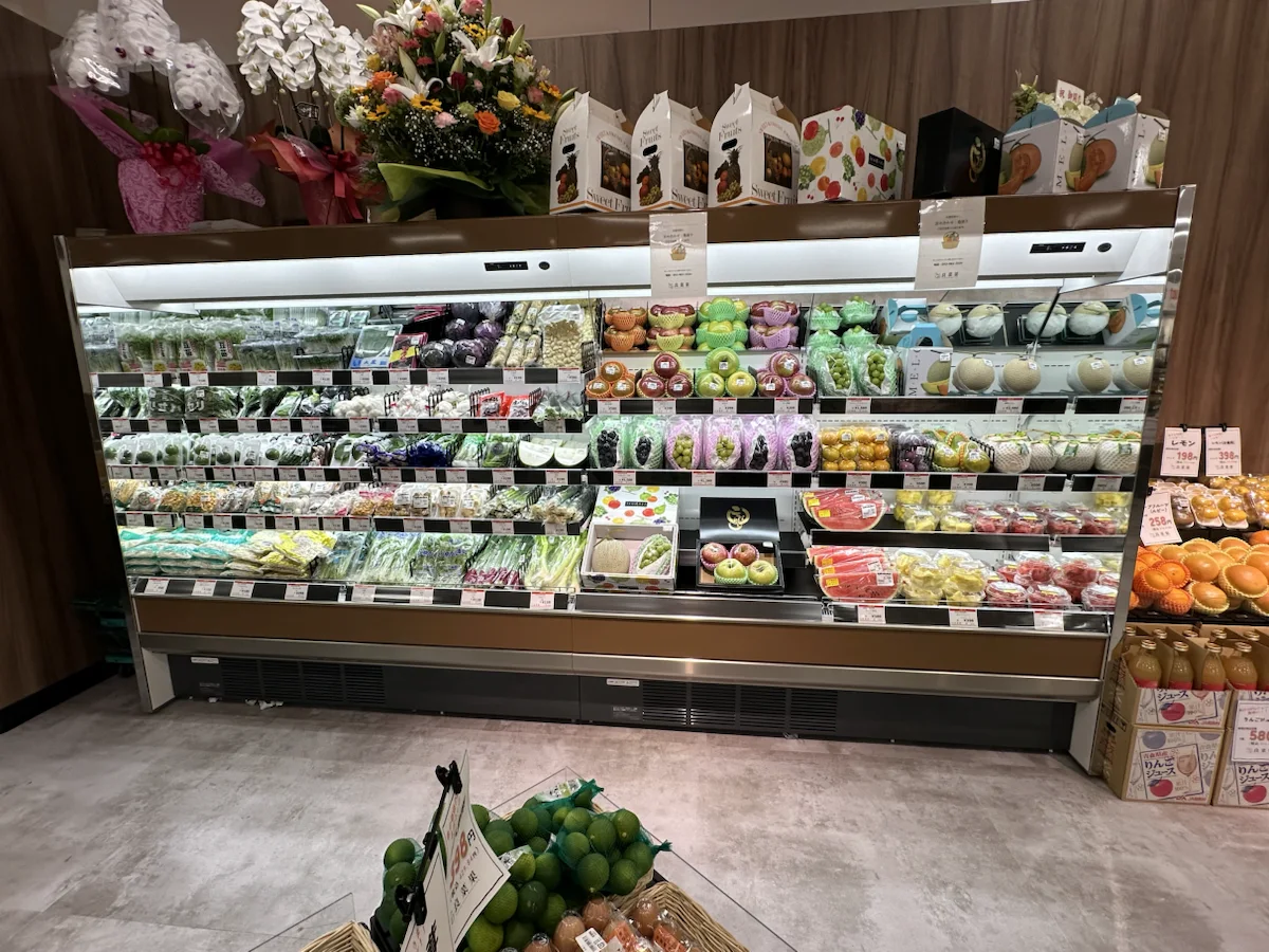 野菜や旬の果物、カットフルーツ、贈答用果物が揃う冷蔵ケース